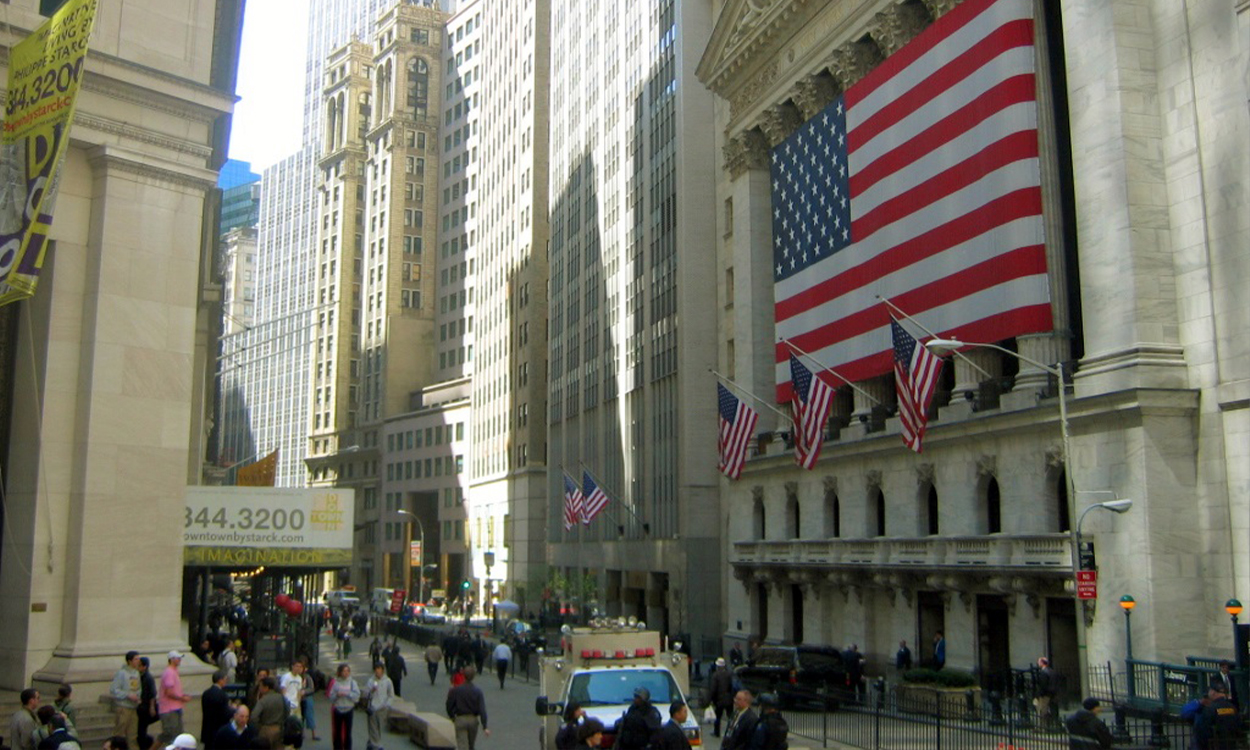 Drapeau américain installé sur la façade d'un immeuble à New York